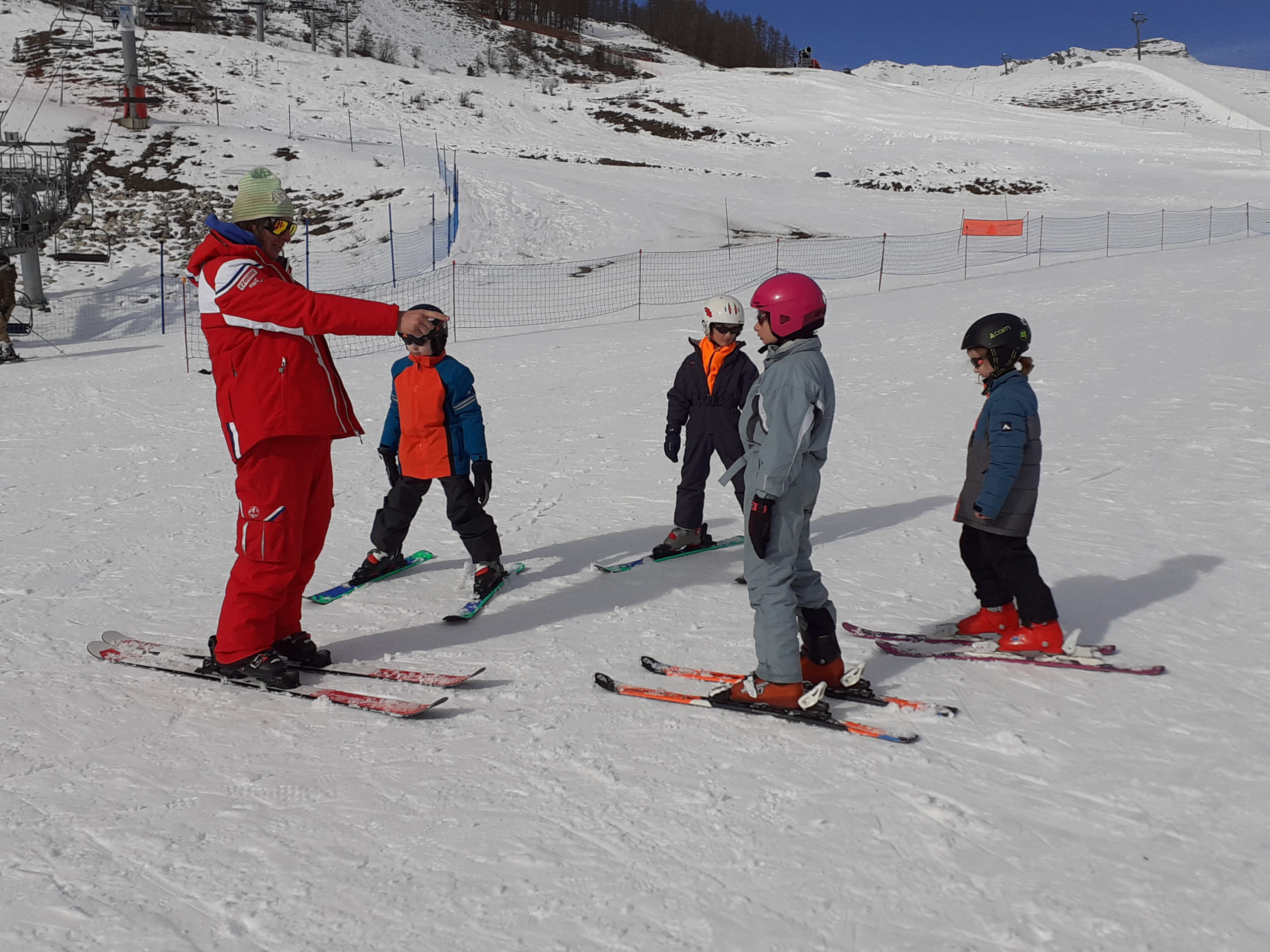 Lire la suite à propos de l’article Une journée sur les pistes de ski pour les enfants du SESSAD HM/DV et de l’EEAP “Tony Lainé”
